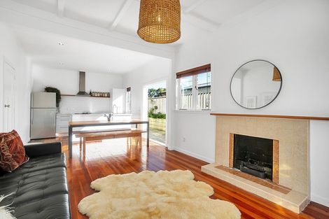Photo of property in 10 Walmer Road, Point Chevalier, Auckland, 1022