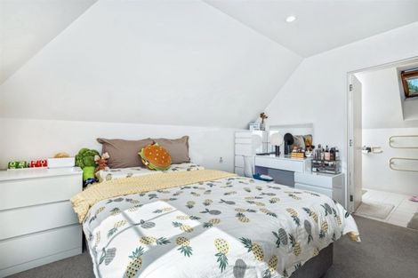 Photo of property in 1/140a East Coast Road, Forrest Hill, Auckland, 0620