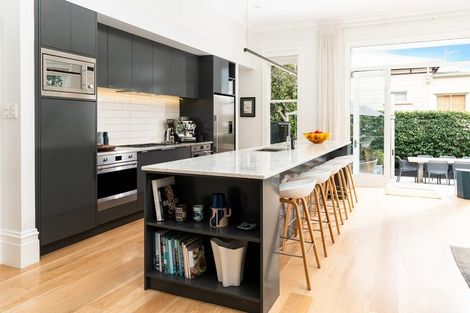 Photo of property in 18 Austin Street, Mount Victoria, Wellington, 6011