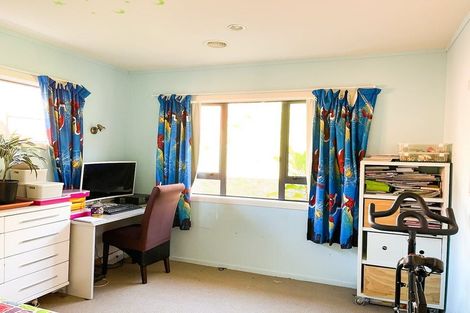 Photo of property in 60 Erlestoke Crescent, Churton Park, Wellington, 6037