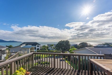 Photo of property in 18 Ara Kuaka, Waikanae Beach, Waikanae, 5036