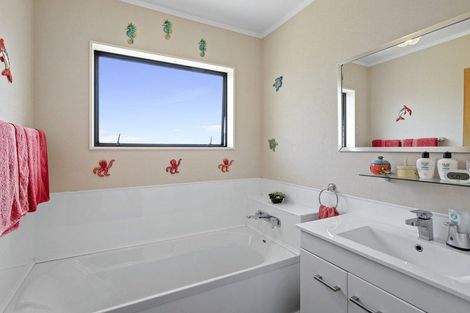 Photo of property in 5 Whakapaki Street, Urenui, 4375