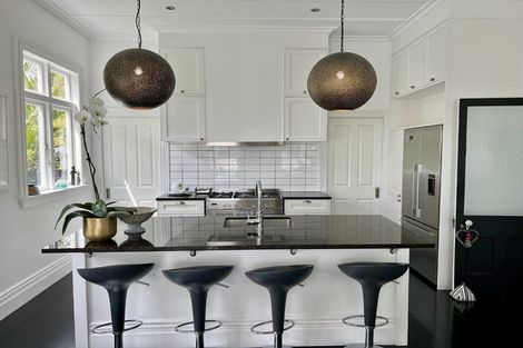 Photo of property in 8 William Bond Street, Stanley Point, Auckland, 0624