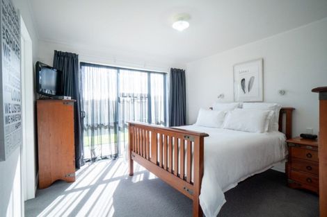 Photo of property in 8 Logan Place, Kelvin Grove, Palmerston North, 4414