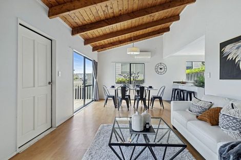 Photo of property in 2/48 Barbados Drive, Unsworth Heights, Auckland, 0632