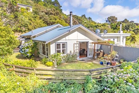 Photo of property in 120 Miromiro Road, Normandale, Lower Hutt, 5010