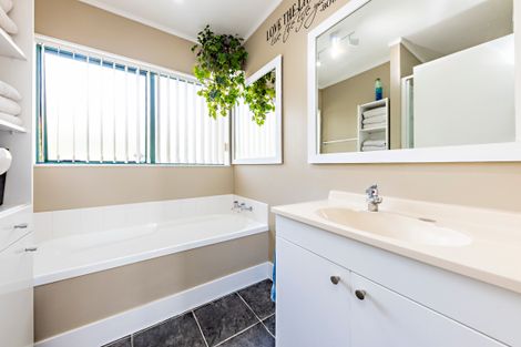 Photo of property in 2 Belinda Avenue, Flat Bush, Auckland, 2023