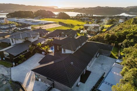 Photo of property in 15 Glenorchy Way, Aotea, Porirua, 5024