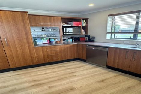 Photo of property in 42 Peter Hall Drive, Kelvin Grove, Palmerston North, 4414