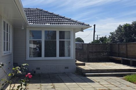 Photo of property in 1 Ward Crescent, Te Atatu Peninsula, Auckland, 0610