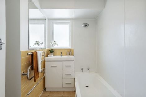 Photo of property in 10 Windy Ridge Road, Glenfield, Auckland, 0629