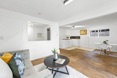 Photo of property in 10 La Trobe Street, Pakuranga Heights, Auckland, 2010