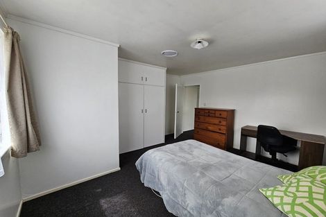 Photo of property in 6 Kingsbridge Place, Newlands, Wellington, 6037