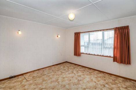 Photo of property in 15 Turakina Street, Merrilands, New Plymouth, 4312