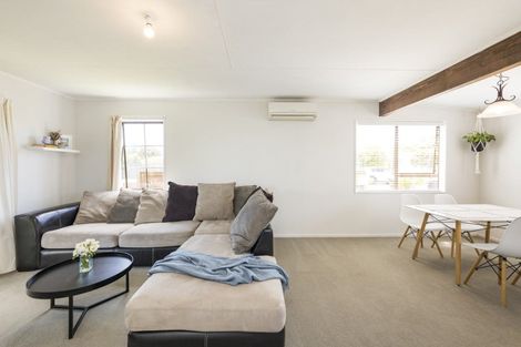 Photo of property in 2 Chatsworth Place, Highbury, Palmerston North, 4412