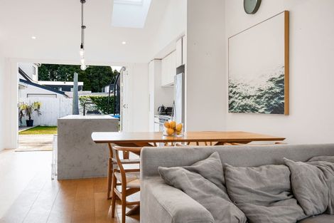 Photo of property in 9 Ocean View Road, Hillcrest, Auckland, 0627
