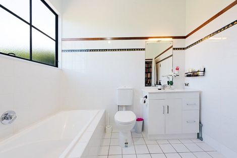 Photo of property in 124b The Ridgeway, Mornington, Wellington, 6021