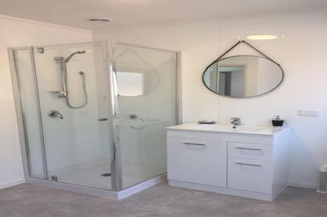 Photo of property in 68 Hobsonville Road, West Harbour, Auckland, 0618