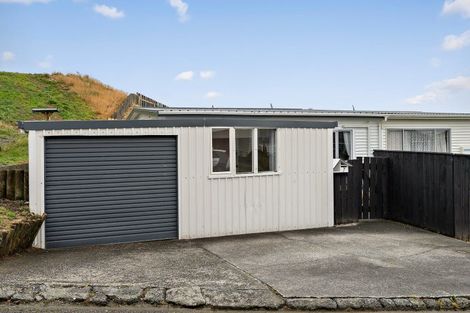 Photo of property in 7 Chetwode Grove, Newlands, Wellington, 6037