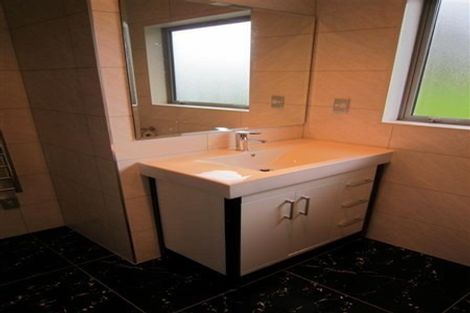 Photo of property in 36 Taipari Road, Te Atatu Peninsula, Auckland, 0610