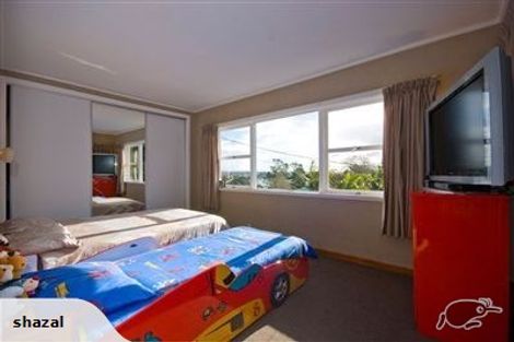 Photo of property in 2/1 Cronin Place, Beach Haven, Auckland, 0626