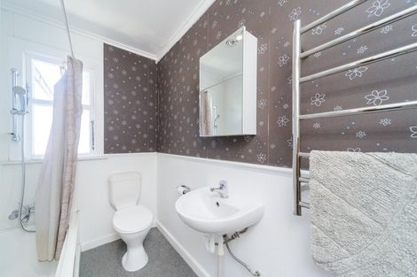 Photo of property in 16 Freyberg Street, Roslyn, Palmerston North, 4414