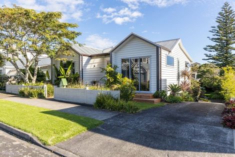 Photo of property in 8 Autere Street, Strandon, New Plymouth, 4312