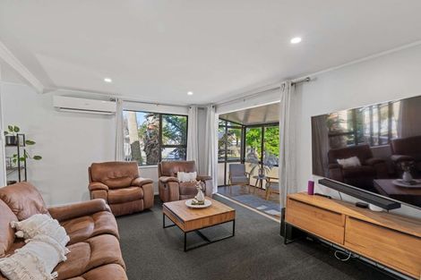 Photo of property in 24 Pukeroa Place, Papakura, 2110