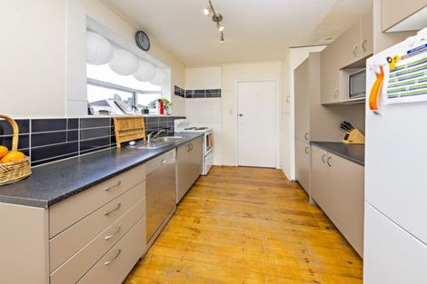 Photo of property in 16 Belgrave Place, Papakura, 2110