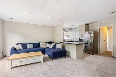 Photo of property in 2/13 De Quincey Terrace, Highland Park, Auckland, 2010