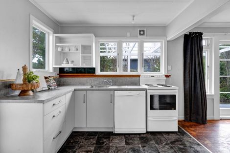 Photo of property in 106 Seaview Road, Westown, New Plymouth, 4310