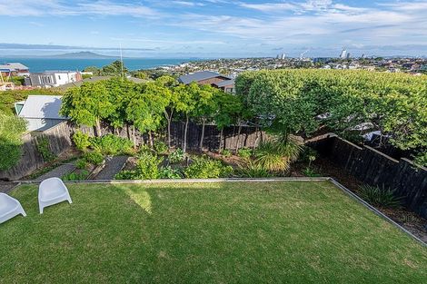 Photo of property in 25 Seaview Road, Castor Bay, Auckland, 0620