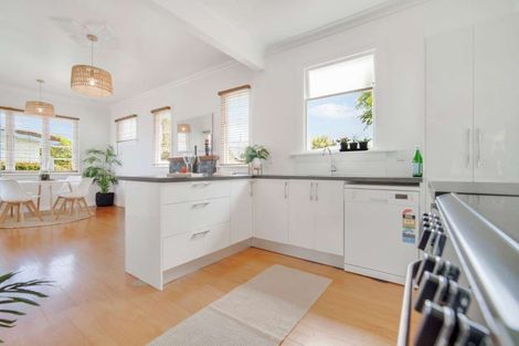 Photo of property in 403 Carrington Street, Upper Vogeltown, New Plymouth, 4310