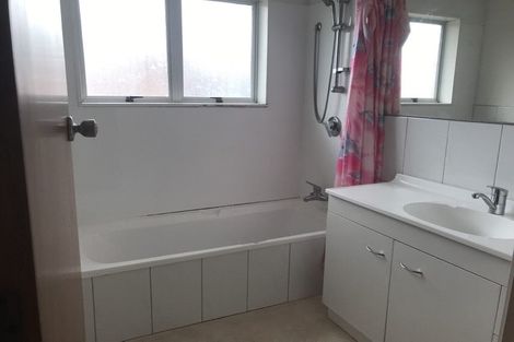 Photo of property in 2/6 Sunshine Place, Papakura, 2110