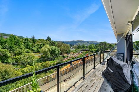 Photo of property in 2 Ara Paripari, Tawa, Wellington, 5028