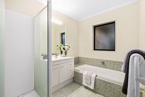 Photo of property in 62a Hogarth Rise, West Harbour, Auckland, 0618