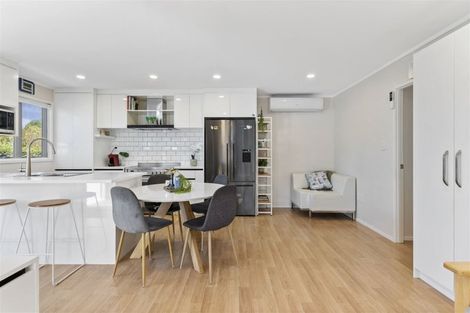 Photo of property in 2/7 Yarra Place, Botany Downs, Auckland, 2010