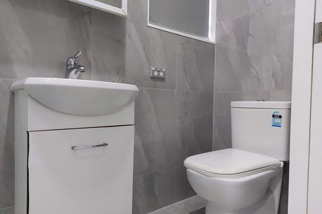 Photo of property in 17 Burgundy Park Avenue, Henderson, Auckland, 0612