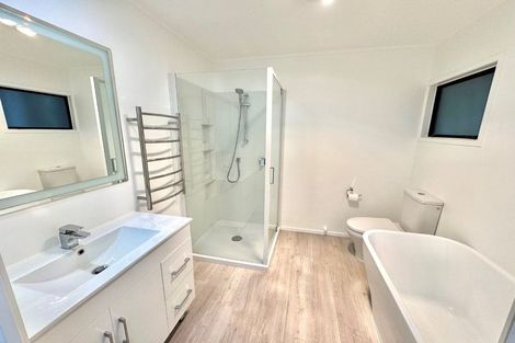 Photo of property in 22 Kingsclere Place, Goodwood Heights, Auckland, 2105