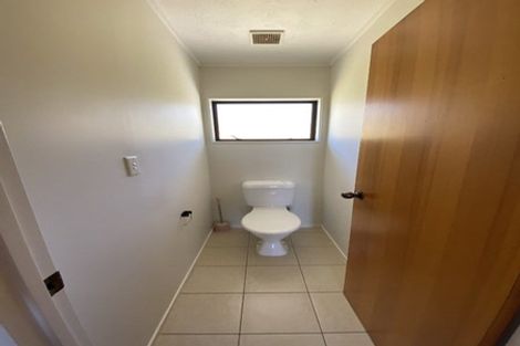 Photo of property in 40 Barbados Drive, Unsworth Heights, Auckland, 0632