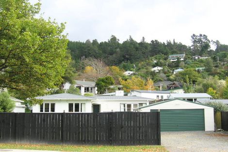 Photo of property in 58 Pinehaven Road, Pinehaven, Upper Hutt, 5019