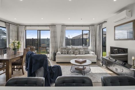 Photo of property in 11 Koiora Road, Clarks Beach, 2122