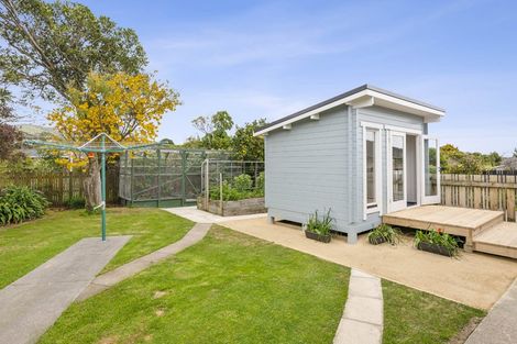 Photo of property in 18 Rewarewa Crescent, Waikanae, 5036
