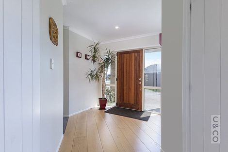 Photo of property in 8 Larmer Drive, Kumeu, 0810