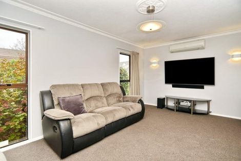 Photo of property in 15 Sonning Place, Redwood, Christchurch, 8051