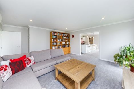 Photo of property in 11 Saint Heliers Grove, Fitzherbert, Palmerston North, 4410