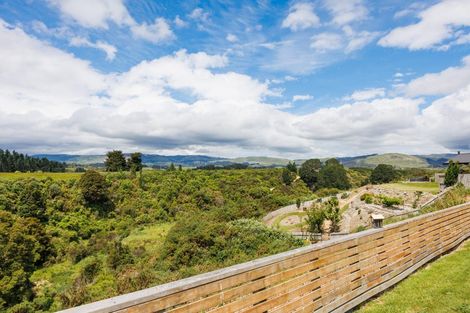 Photo of property in 132 Johnstone Drive, Fitzherbert, Palmerston North, 4410