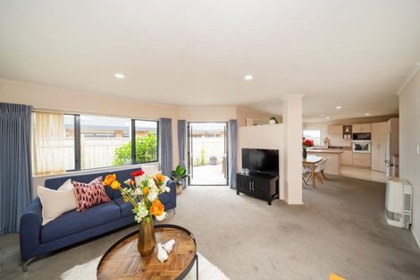 Photo of property in 2 Taylor Place, Merrilands, New Plymouth, 4312