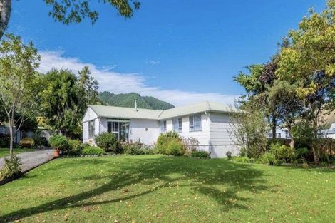 Photo of property in 18 Utauta Street, Waikanae, 5036