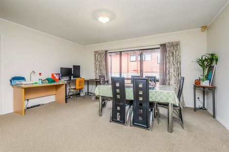 Photo of property in 35 Pinewood Grove, Botany Downs, Auckland, 2010